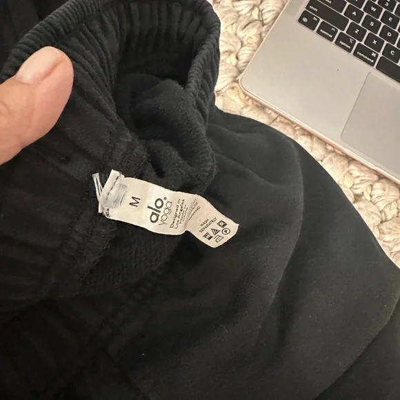 Alo Yoga Track Pants fleece black size medium - Picture 4 of 4